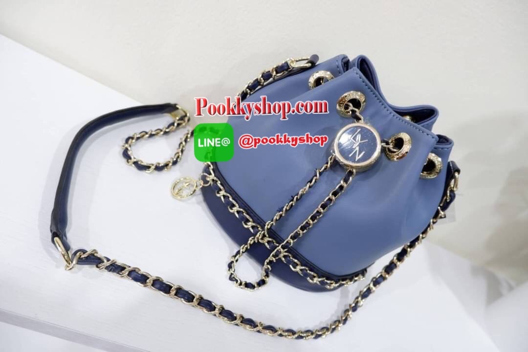 lyn จีบรุ่นใหม่คือสวยงามมาก หนังนิ่มคือดีงามมากจ้า ทรงก้อสวยน่ารักเว่อๆ ช่องด้านในมีช่องซิป และช่องใส่ของ สายยาวเป็นหนังคล้องโซ่ เข้าครบ 3 สีดีงาม