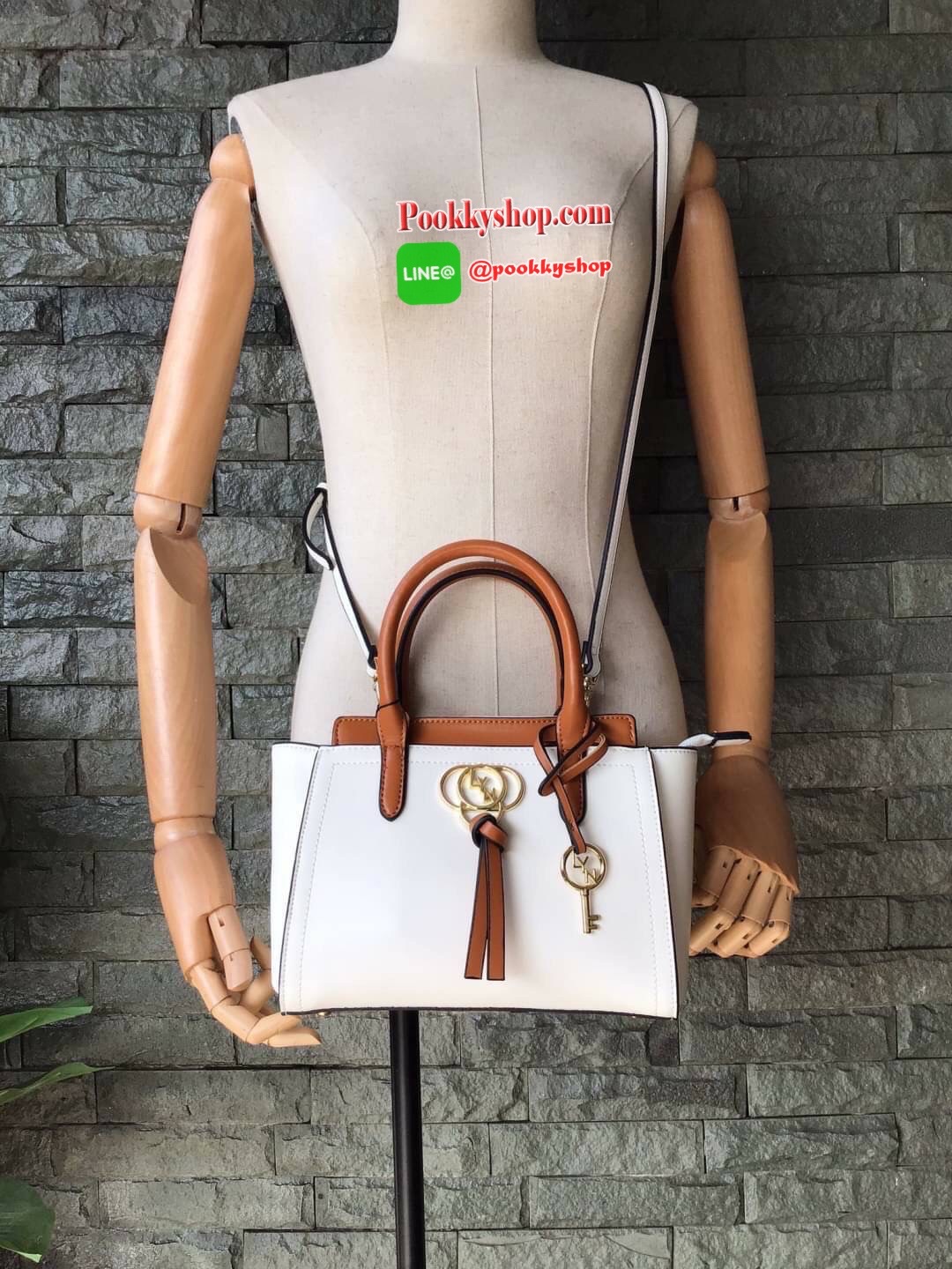 New Collection!!! LYN CROSSBODY BAG กระเป๋าสะพายไหล่ / กระเป๋าถือ ทรงปีกคอลเลคชั่นใหม่ สีทูโทน สวยโดดเด่น(!!)มาพร้อมกับรูปทรงดีไซน์สุดคลาสสิค ตกแต่งด้านหน้าห้อยพวงกุญแจ Lyn สุดเก๋ มาพร้อมกับสายสะพายยาวปรับระดับได้ เปิดปิดด้วยซิป ภายในโล่งกว้าง แยกเป็นสัดส