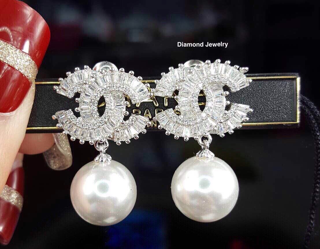 New Arrival !!!!! Chanel Earring ต่างหูมุกชาแนลงานเพชรปาเกต ประดับเพชร CZ แท้ งานสวยมากๆค่ะ เพชรสวยวิ้ง เพชรละเอียดเด้งไฟมากค่ะ ใส่ออกมาลุคคุณมาเลยจ้า งานน่ารักมากๆ พูดเลยย ตัวเรือนสีเงินชุบ 18KGP ไม่ลอกไม่ดำ Made in Korea