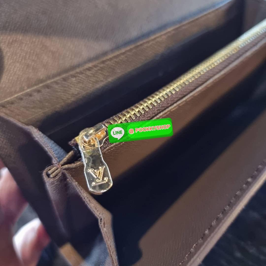 Hot item!! LV long flap wallet with gwp กระเป๋าสตางค์พรีเมี่ยมกิ๊ฟ เป็นไอเท็มสุดฮิต แบบฝาพับ ใช้งานสะดวกขึ้นกว่าเดิม รุ่น unisex ที่จะหนุ่มๆสาวๆ ก็ใช้ได้หมด!! ใบยาวขนาดกำลังเหมาะมือ ถือแล้วขับผิวทุกสี วัสดุหนังแคนวาส ทนทาน เปิด-ปิดด้วยกระดุม ภายในมีช่องใส