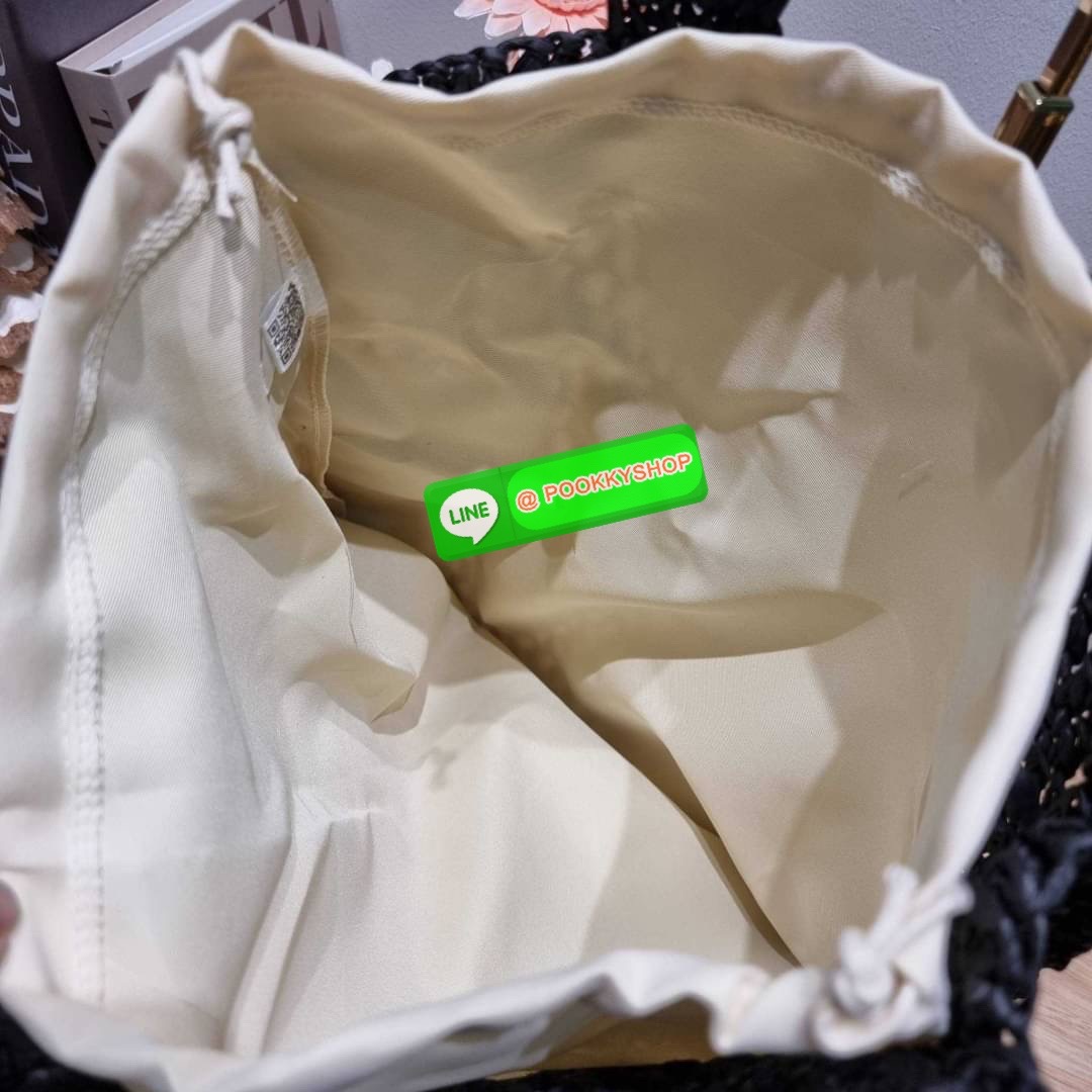 PRADA RAFFIA TOTE BAG สวยไม่ซ้ำใคร สไตล์บีช เหมาะมากกับการสะพายไปเที่ยวทะเล หรือจะใช้ในวันสบายๆก็ตอบโจทย์ กับกระเป๋าสะพายสานใบใหญ่ ตัวกระเป๋าเป็นวัสดุสังเคราห์จากธรรมชาติ สานทอเต็มใบออกมาเป็นลวดลายสวยงาม มีกระเป๋าซับในให้ สำหรับใส่ของเป็นสัดส่วน และรูดปาก