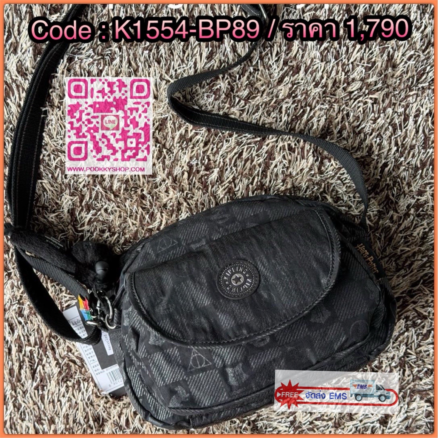 💕 Kipling X Harry porter crossbody bag ท่องโลกเวทมนตร์ไปกับไอเทมกระเป๋าของ Kipling กับคอลเลคชั่นใหม่ Kipling x Harry Potter ไอเทมเวทมนตร์และลวดลายที่เป็นเอกลักษณ์เฉพาะตัว คอลเลกชั่นนี้โดดเด่นด้วยผ้าไนลอนเอกลักษณ์ของ Kipling สีดำ Magical Black ที่อ