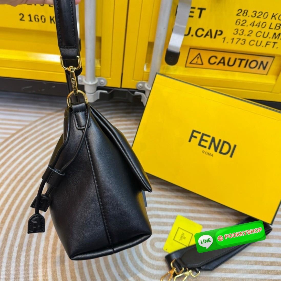 FENDI Mamma Baguette Bag กระเป๋าสะพายทรงสวย ดีไซน์เรียบง่ายคลาสสิค หรู ดูผู้ดี รูปทรงใช้งานง่าย หนังสวยสัมผัสนุ่ม ใหม่ล่าสุด รุ่นลิมิเต็ดที่สาวๆตามหา ภายในโล่งกว้าง เสิร์ฟให้ในราคาน่ารักๆ ของมันต้องมีแบบนี้ ก็ต้องตำได้แล้วน้าอย่าช้า อย่าพลาด!!