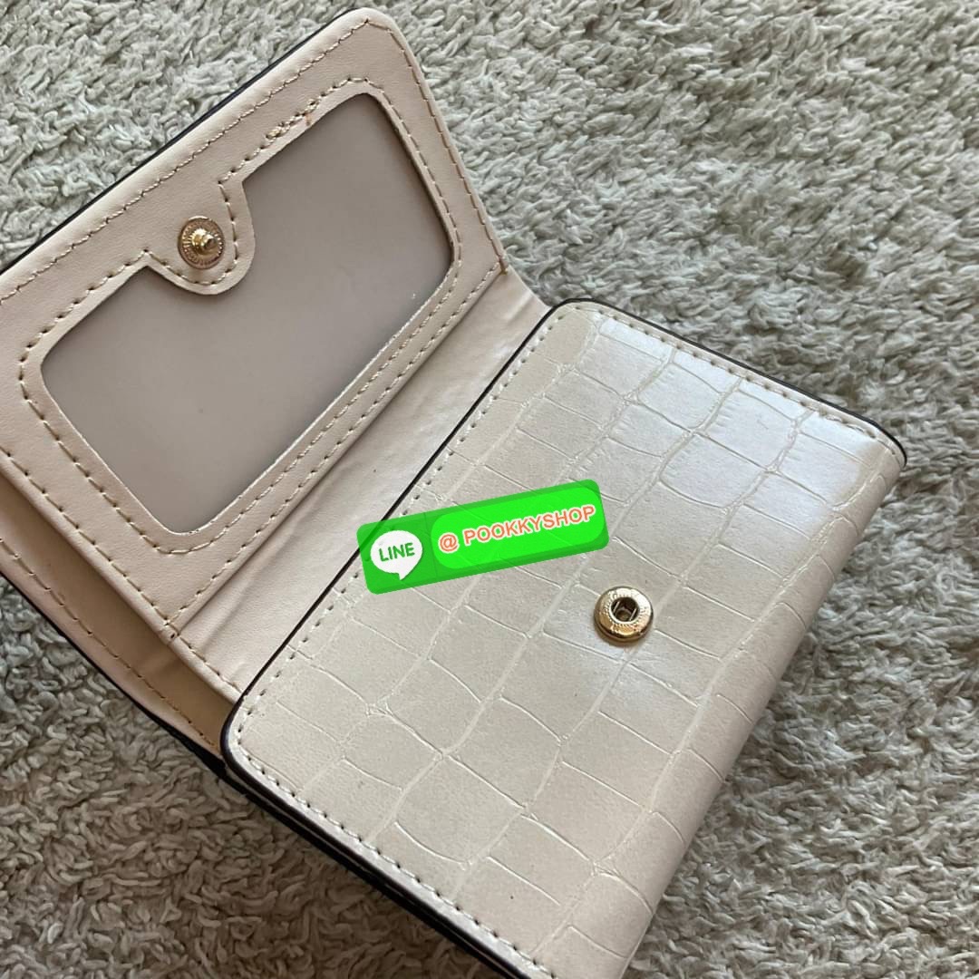รุ่นใหม่ล่าสุด! GUESS SHORT WALLET กระเป๋าสตางค์ใบสั้นสองตอน วัสดุตัวหนังลายสวยหรูพิมพ์ลายทั้งใบ เปิดปิดด้วยกระดุม ด้านในบุผ้าปั้มแบรนด์มีช่องใส่รูป และใส่บัตรได้อีกหลายช่อง มาพร้อมช่องใส่ธนบัตรหนึ่งช่อง สวยคุ้ม สไตล์มินิ สำหรับคนไม่ชอบพกเงินเยอะ แนะนำใบน