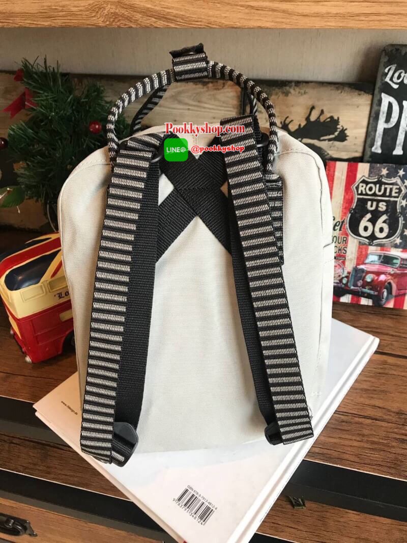 Kanken backpack รุ่น mini แบรนด์ดังจากสวีเดนที่นิยมกันมากในหมู่วัยรุ่น กระเป๋าเป้ที่มีน้ำหนักเบา แต่มีความทนทาน และช่องว่างต่างๆมากขึ้น มีซิปหน้าสำหรับใส่ของกระจุกกระจิก และหูหิ้วทั้งด้านหน้าและด้านหลัง สำหรับการหิ้วถือได้สะดวก ใส่มินิไอแพค กระเป๋าสตางค์ย