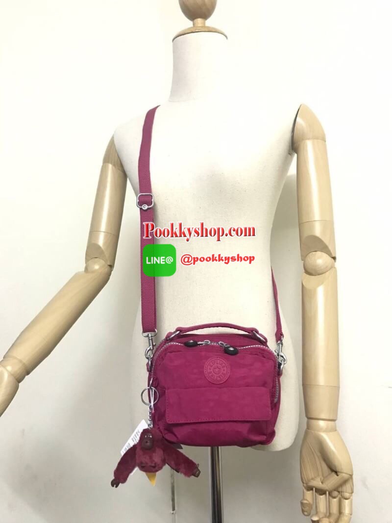 Kipling Messenger Nylon Bag กระเป๋าสะพายทรงเหลี่ยมขนาดมินิ สามารถถือ/สะพายสายคู่ สะพายสายเดี่ยวและสะพายเป้ มีหลายช่องใช้งาน ด้านหน้าเป็นช่องเล็กใส่ของจุกจิก ซิปคู่ด้านหน้าภายในมีช่องเล็กแยกเป็นสัดส่วน ซิปเดี่ยวด้านหลังกว้างเพิ่มช่องใส่ของได้อีก1ช่อง ขนาดก