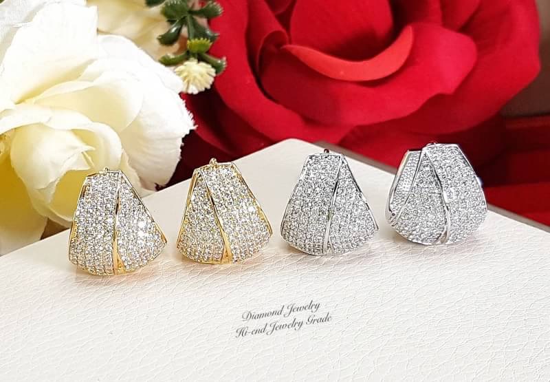 New Arrival !!!!! ต่างหูเพชร CZ แท้ ดีไซน์โมเดิร์น ของจริงสวยมากๆๆๆนะคะ เพชรเยอะ ดีไซส์เก๋ไม่มีใครเหมือน งานฝังเป็นแบบ microsetting เพชรเล่นไฟระยับ แม่ค้า confirm ค่ะ ดีไซส์หวานๆเก๋ๆ ใส่ออกมาน่ารัก ม๊วกๆๆๆจ้าา สวยที่สุด เพชรสวยวิ้งทุกเม็ดไร้ที่ติด ตัวเรือ