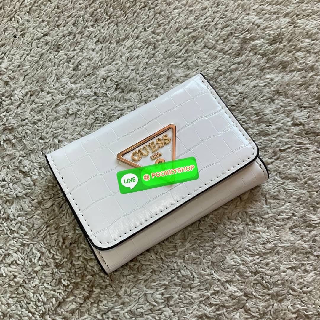 รุ่นใหม่ล่าสุด! GUESS SHORT WALLET กระเป๋าสตางค์ใบสั้นสองตอน วัสดุตัวหนังลายสวยหรูพิมพ์ลายทั้งใบ เปิดปิดด้วยกระดุม ด้านในบุผ้าปั้มแบรนด์มีช่องใส่รูป และใส่บัตรได้อีกหลายช่อง มาพร้อมช่องใส่ธนบัตรหนึ่งช่อง สวยคุ้ม สไตล์มินิ สำหรับคนไม่ชอบพกเงินเยอะ แนะนำใบน
