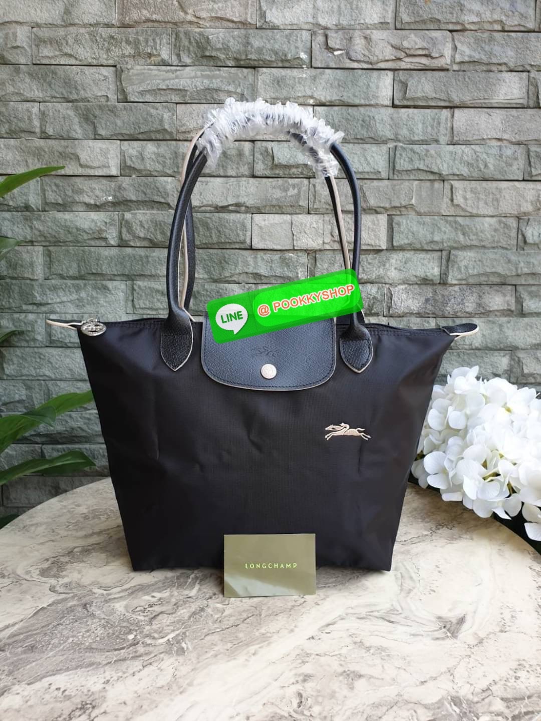 Longchamp Le Pliage Club Tote Bag Size S หูยาว วัสดุเนื้อผ้า Nylon Canvas เคลือบกันนำ้ ตัดด้วยหนังแท้ที่มีน้ำหนักเบา ดีไซน์เรียบง่ายแต่เต็มไปด้วยความคลาสสิก จนเป็นที่ชื่นชอบไปทั่วโลก Longchamp ปรับโฉม LE PLIAGE ด้วยการปักลายรูปม้า-ตราสัญลักษณ์ของแบรนด์บนผ