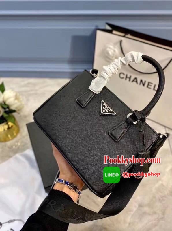 Prada กระเป๋าถือหรือสะพายอเนกประสงค์ วัสดุหนังสวยอยู่ทรงขนาดกำลังดีน้ำหนักเบา ดีไซน์สวยเก๋ที่หูหิ้วกระเป๋า โลโก้แบรนด์อะไหล่หรู หูจับแข็งแรงพับลงได้สะดวกใช้หัวซิปแบรนด์ ภายในมีโลโก้ ช่องซิป ช่องใส่มือถือ สามารถใส่กระเป๋าสตางค์ใบยาว ipad mini ของใช้จุกจิกไ