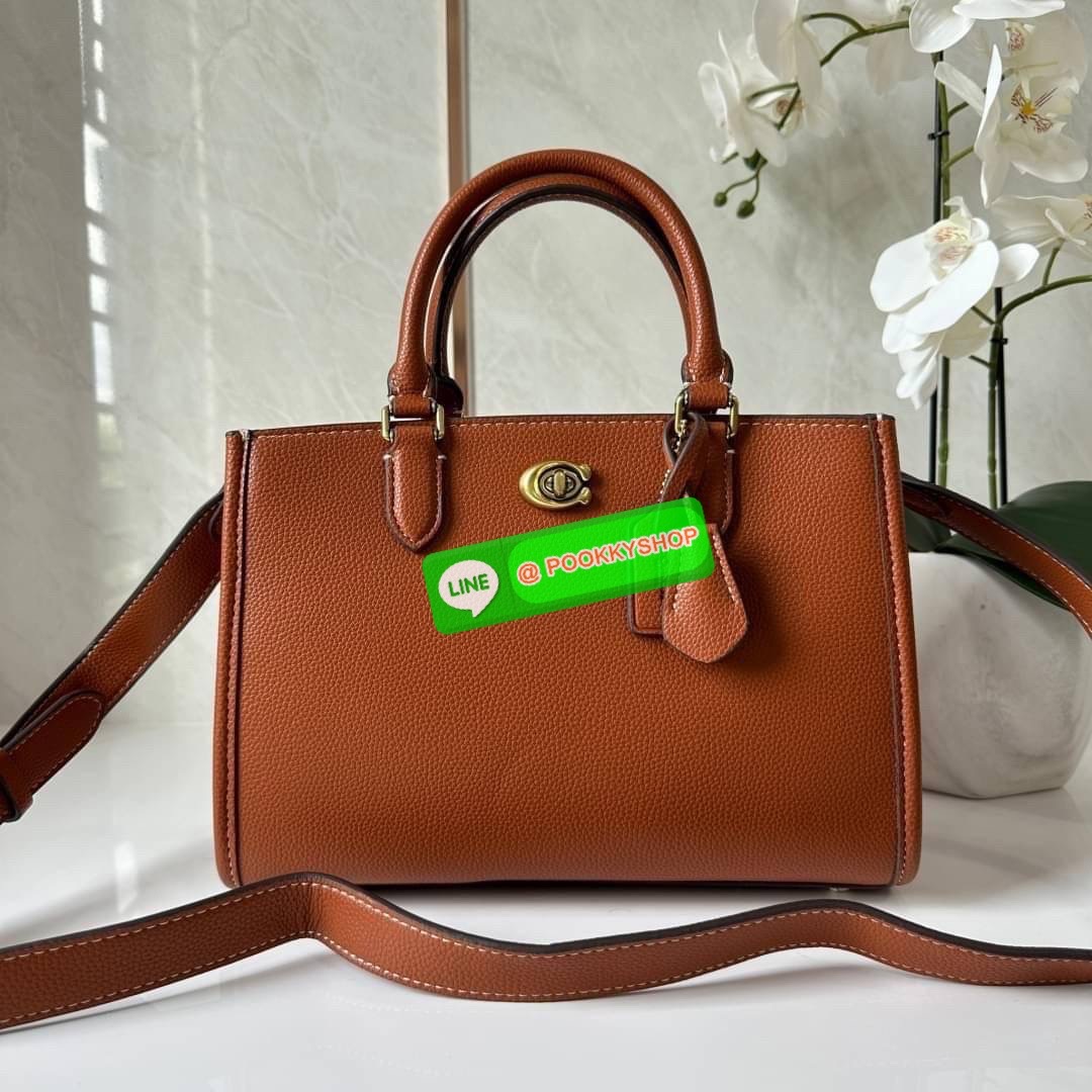 COACH BROOKE CARRYALL 28 (CE733) กระเป๋าถือหรือสะพายข้าง สุดหรู ลุคคุณนาย ให้วัสดุแคนวาสตัดหนังแท้ ภายในกว้าง แบ่งช่องเป็นสัดส่วน มีช่องซิปตรงกลาง สายสะพายถอดออกได้ จะถือหรือสะพายแมทซ์ได้หลายลุคเลยค่ะ