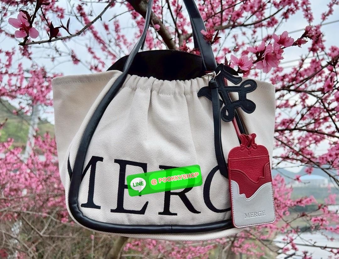 MERGE A DAY MEDIUM BAG 🔖พร้อมส่ง! กระเป๋าหิ้วหรือคล้องไหล่ ทรงสวย วัสดุผ้าทอเทคนิค Flyknit อย่างดี แต่มีน้ำหนักเบา หูหิ้วแบบหนังมีความแข็งแรงในการใช้งานค่ะ ภายในโล่งกว้าง ใส่สัมภาระได้เยอะค่ะ