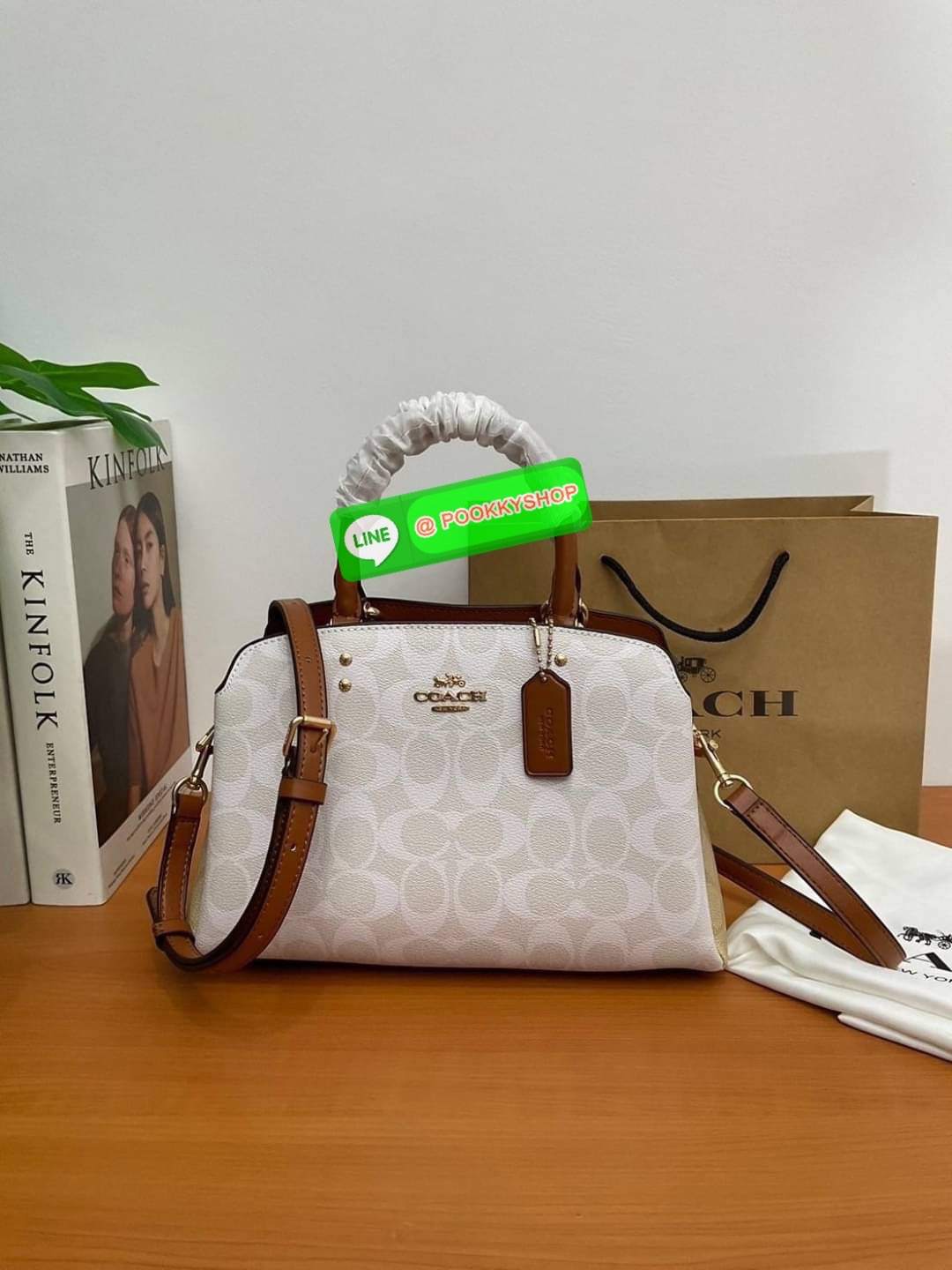 COACH MINI LILLIE CARRYALL IN SIGNATURE CANVAS ( C267 ) ทรงถังมินิ กระเป๋าสะพายไหล่ หรือ สะพายข้าง ขนาดกำลังน่ารัก ผ้าใบเคลือบซิกเนเจอร์แบรนด์ หนังเรียบลื่น แบ่งเป็น 3 ช่องใช้งาน ช่องซิปตรงกลาง| 2 ช่อง ปิดด้วยกระดุมแป๊ก ซับในผ้า สายยาวถอดออกได้