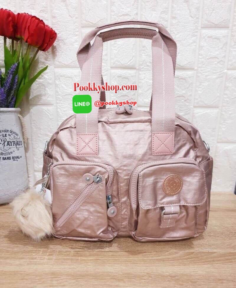 Kipling Women’s Defea Top-Handle Bag กระเป๋าถือหรือสะพายทรงตั้งสวย มีช่องใส่ของแยกเป็นสัดส่วนทั้งด้านในและนอก มีสายสะพายถอดและปรับความยาวได้ฟรีไซส์ มาพร้อมพวงกุญแจลิง น่าใช้คุ้มค่ามากๆจ้า