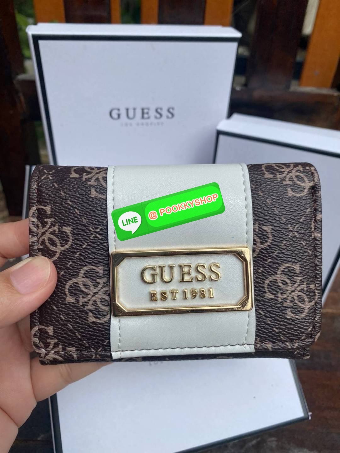 Guess กระเป๋าสตางค์ใบสั้น 3 พับ พร้อมกล่อง มีช่องใส่บัตร ใส่แบงค์พันได้ไม่ต้องพับ ข้างหน้าติดโลโก้แบรนด์อะไหล่ทอง สวย หรู ดูแพง ไปอีกจ้า