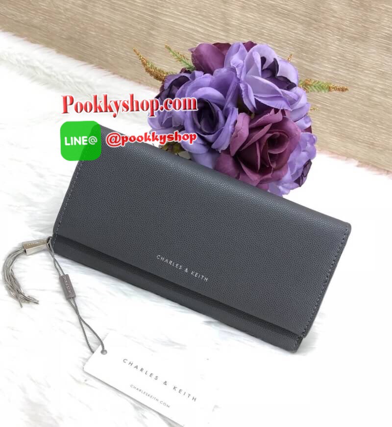 New arrival CHARLES & KEITH TASSEL DETAIL LONG WALLET BAG พร้อมส่งอีกครั้ง พร้อมเฉดสีใหม่ปี 2018ค่ะ!!! หระเป๋าสตางค์ใบยาวแบบฝาพับแม่เหล้ก ลายหนังคาร์เวีย สวย เรียบหรู ดูดี มากๆค่ะ ภายในกระเป๋าแบ่งเป็นช่องซิปยาวตอนหน้า ที่ตัวซิปเป็นอะไหล่พู่ห้อยลงมา เก๋มาก