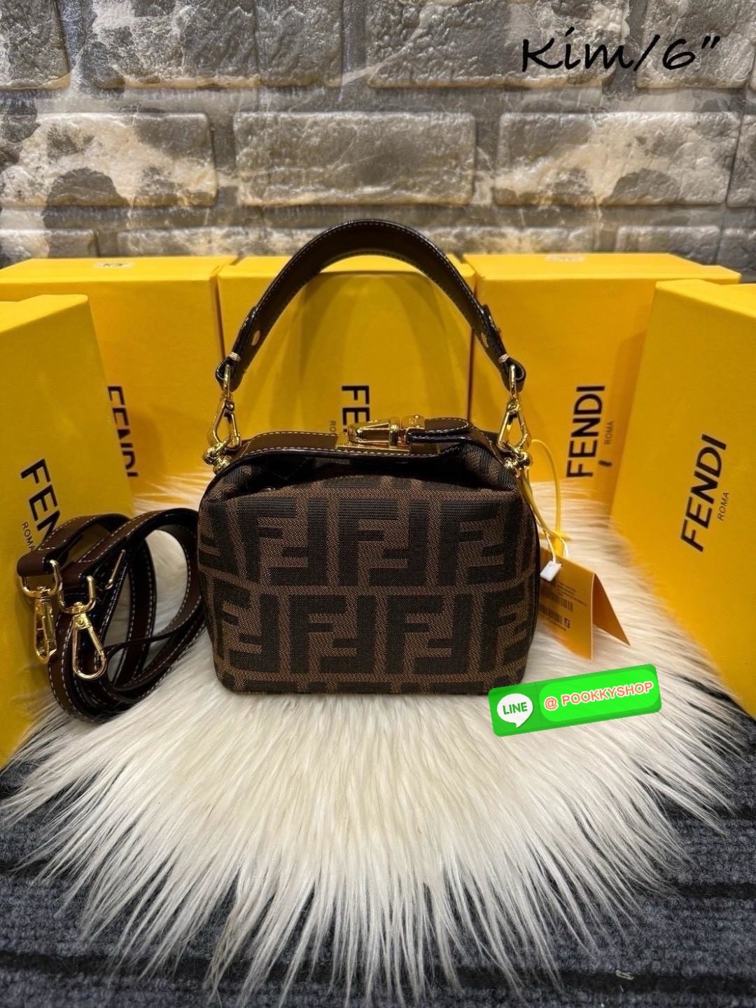 FENDI Mini Tobacco Monogram FF Logo Zucca Bag กระเป๋าสะพายไซส์มินิน่ารัก แมทชุดง่าย รุ่นสุดปัง แรงเกินต้านสุดๆ รูปทรงเป็นเอกลักษณ์ ดีเทลน่ารักด้วยตัวล็อคเปิดปิดคาดบนตัวกระเป๋า ทำให้ใบนี้ดูไม่น่าเบื่อเลย มีสายสั้น+สายสะพายไหล่ ปรับสายได้ ภายในเป็นช่องโล่ง