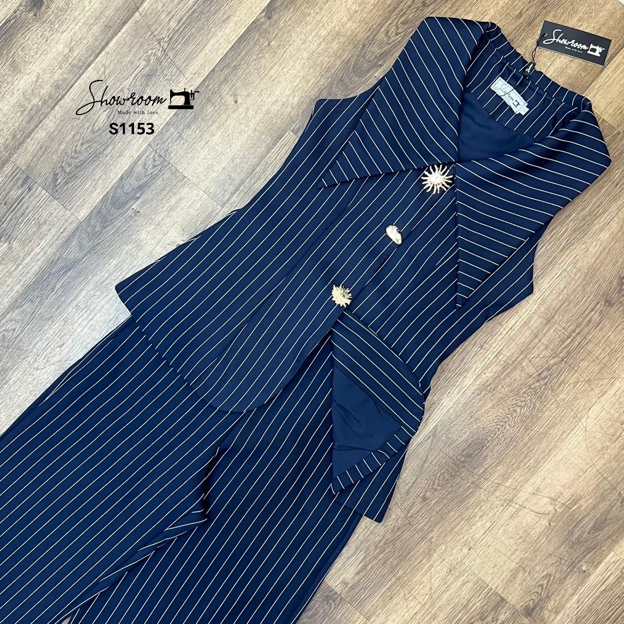 ชุดเซทแฟชั่น Stripe navy set ที่โดดเด่นด้วยการเลือกกระดุมโลหะสีทองดีไซน์แจ่ละเม็ดไม่ซ้ำกัน