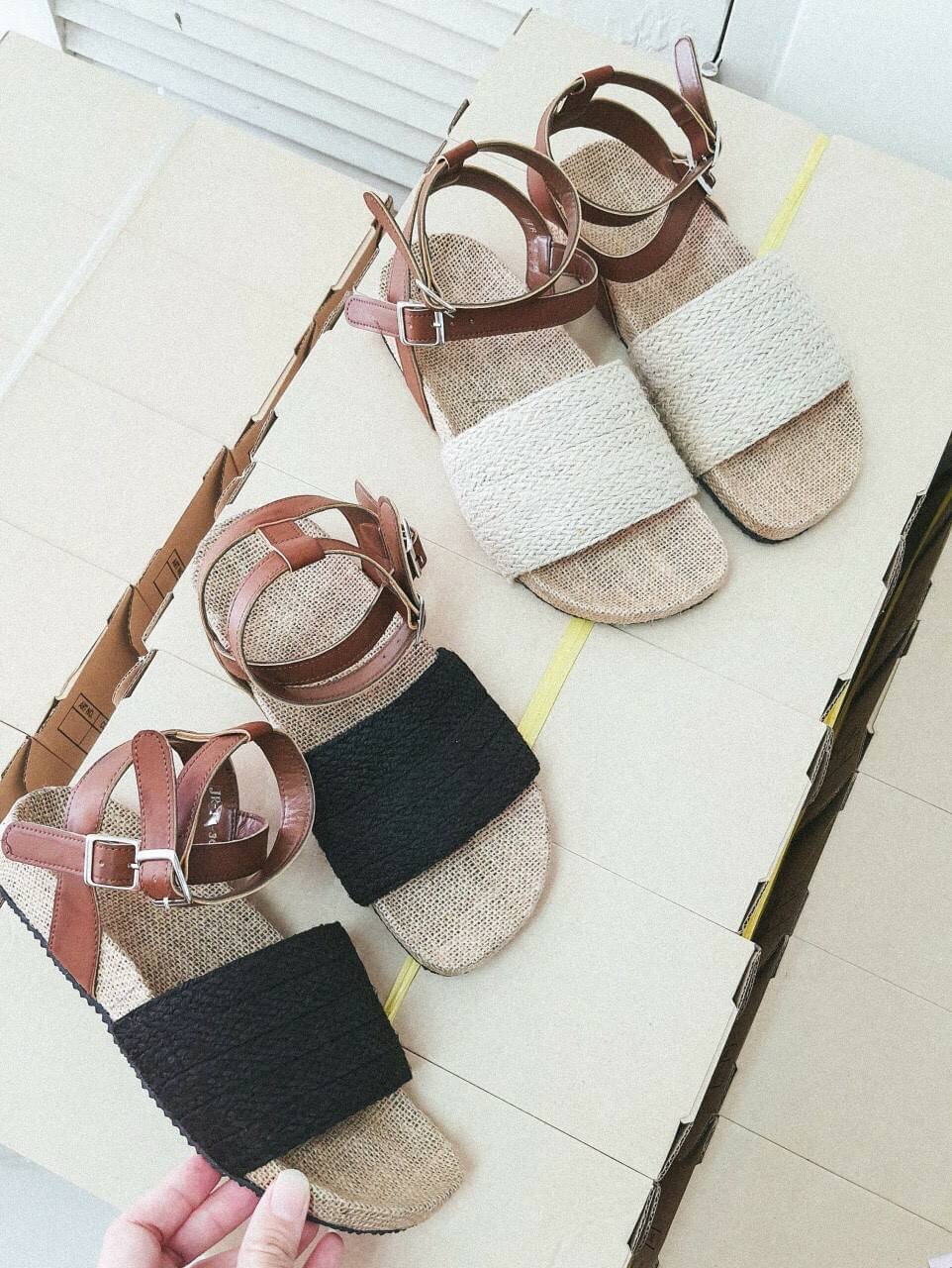 แบบใหม่ มาแล้วคะ พร้อมส่งคร่าา !! รองเท้าแตะลำลอง style korea มากกก ทรงสวม รัดข้อเท้า พื้นกระสอบเก๋ๆ เว้ารับเท้า เก๋มากๆ สวยมากๆ ใส่สบายมากๆ ใส่สบายๆๆชิวๆ