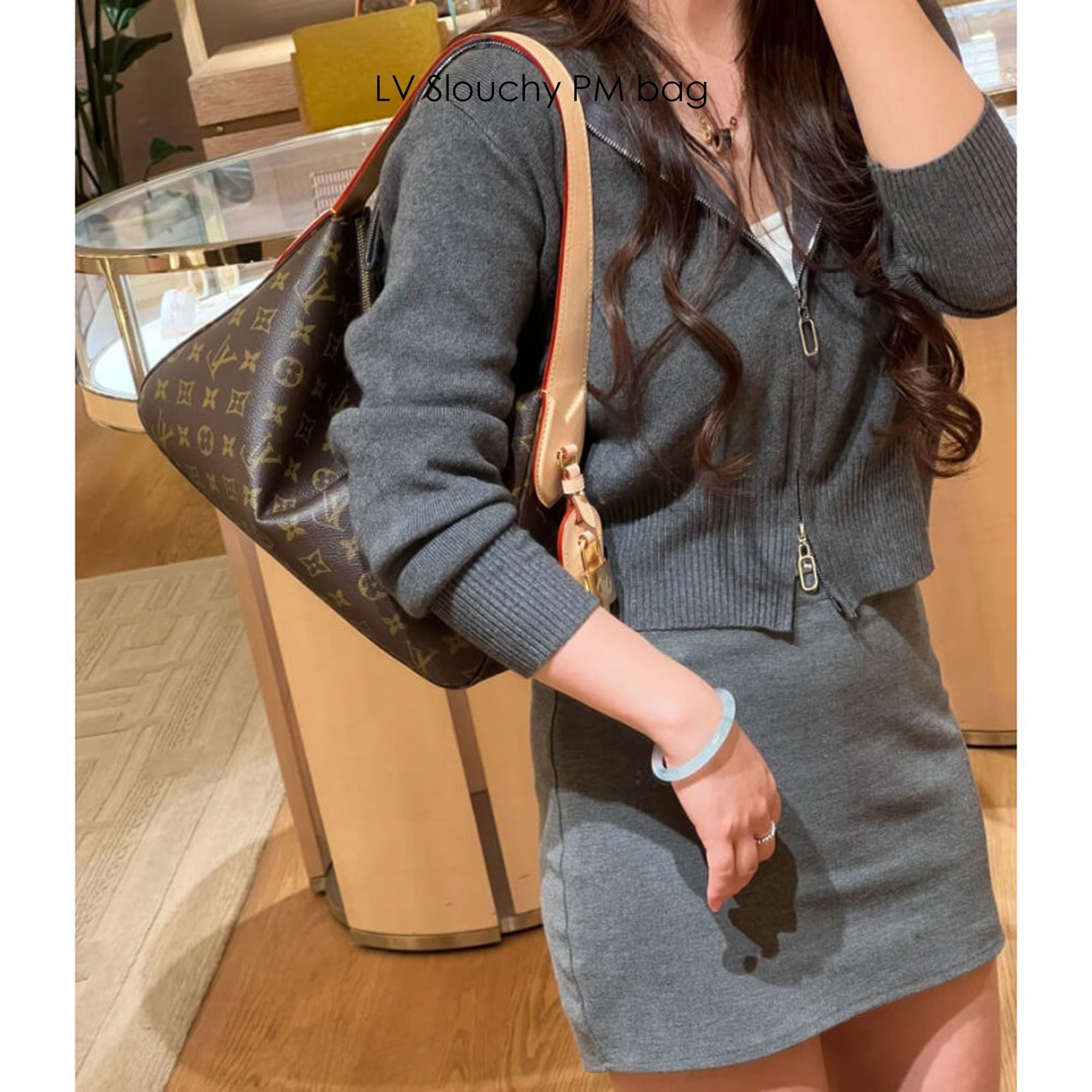 🕊️ พร้อมส่ง | LV Slouchy PM bag กระเป๋าสะพายทรงโฮโบดีไซน์คลาสสิค ใบใหญ่กำลังสวย โดดเด่นด้วยรูปทรงเป็นเอกลักษณ์ ใช้งานได้สะดวกคล่องตัว เหมาะสำหรับพกพาเดินทางและใช้งานได้ทุกวัน ลายโมโนแกรมแคนวาสสุดไอคอนิก เสริมความสง่างามด้วยอะไหล่สีทอง งานจริงสวยมา