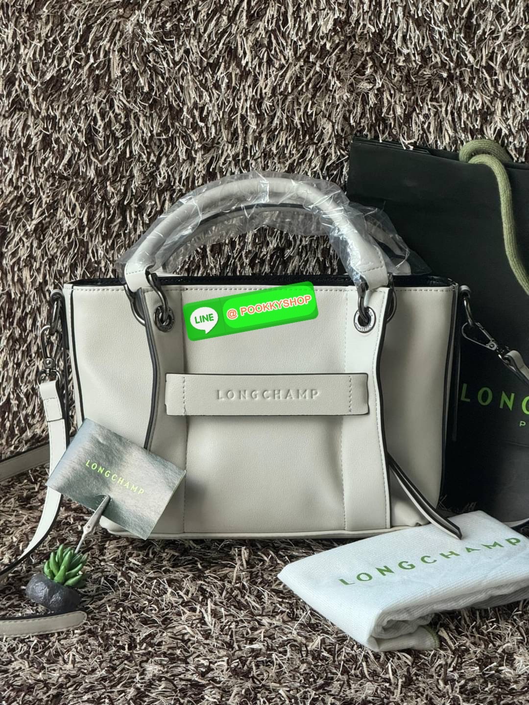 💕LONGCHAMP 3D S HANDBAG กระเป๋าใบนี้สามารถเป็นแบบ cross-body ได้ด้วยสายสะพายไหล่แบบปรับ และยังสามารถถอดออกได้ เมื่อต้องการเป็น Handbag กระเป๋า LONGCHAMP 3D เป็นส่วนหนึ่งของเทรนด์ปัจจุบันด้วยสไตล์สากลที่ทันสมัย ปรับให้เข้ากับวันหยุดสุดสัปดาห์ทําให้