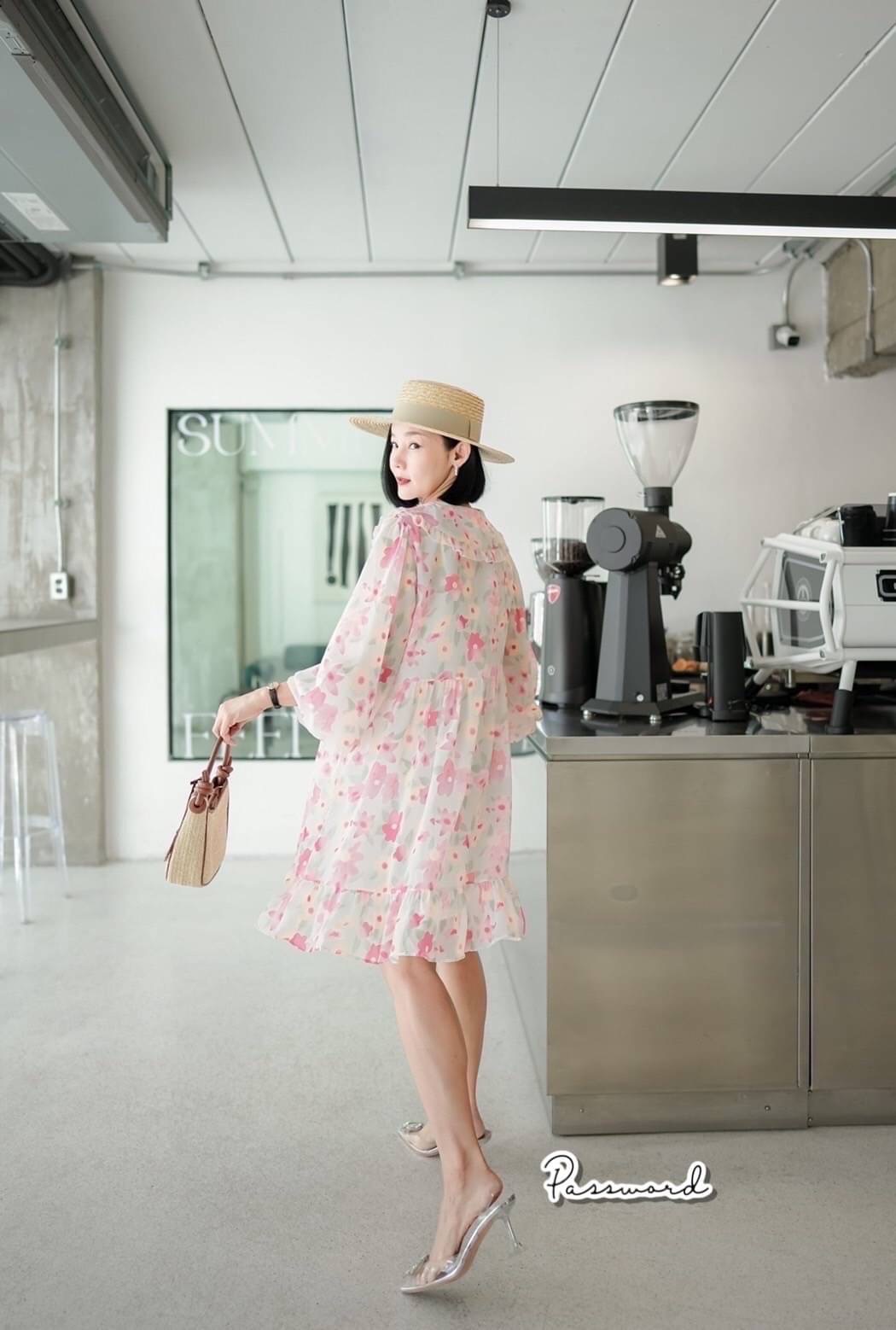 เดรสลายดอกไม้ ผาชีฟองนุ่มๆ คอปกระบาย ลายพาสเทลน่ารักมากค่า มีซับในนะคะ ใส่หน้าร้อนเย็นสบายชิล ๆ ค่ะ