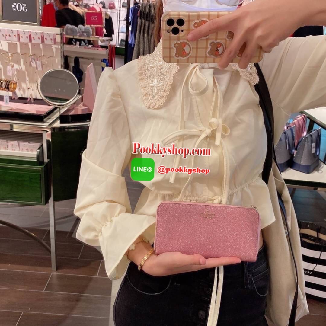 KATE SPADE JOELEY LONG WALLET กระเป๋าสตางค์ใบยาวรุ่นใหม่ล่าสุดหนัง Saffiano สไตล์ PRADA สวยน่าใช้ตัวเนื้อกระเป๋าตกแต่งด้วยกลิทเตอร์ทั้งใบ สวยหรู ภายในมีช่องซิป1ช่อง และช่องใส่บัตรหลายช่อง ใส่เหรียญ บัตรได้เยอะ ตัวจริงสวยน่าใช้มากค่ะ