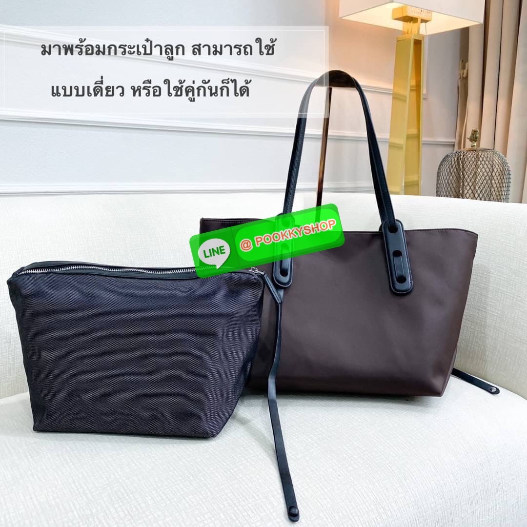 มองหากระเป๋าใบใหญ่แต่น้ำหนักเบาอยู่ไหมคะ ทรงเรียบแต่สวยดูดีมาก ดีไซน์น้อยแต่มาก ใบนี้เป็นสีพื้นที่ดูสวยแพงค่ะ สะพายไหล่แล้วดูเพรียวบาง วัสดุไนล่อน reflect เล่นแสงเงา กับรุ่น นอริส (Noris) ด้านในบุผ้าโพลีเอสเตอร์อย่างดี งานเย็บปราณีตมากค่ะใบนี้ มาพร้อมกระเ