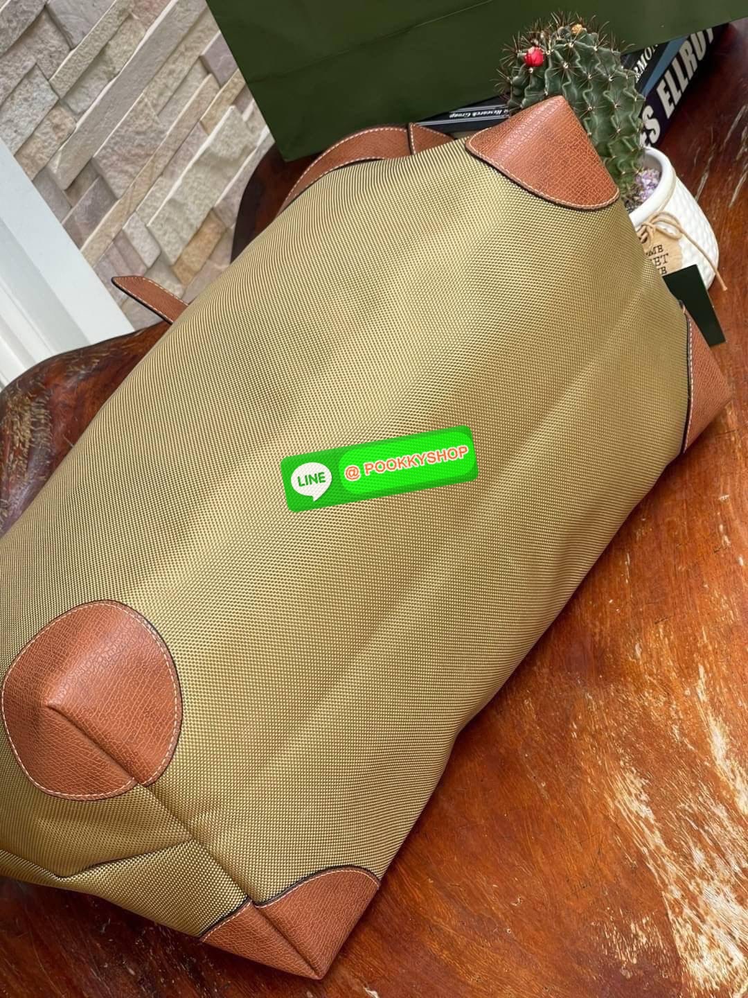 💕 LONGCHAMP BOXFORD TRAVEL BAG L กระเป๋าเดินทางขนาดใหญ่ มาพร้อมสายสะพายที่สามารถถอดได้ ให้คุณเลือกสะพายไหล่หรือถือได้ มีซิปรูดเปิดปิดกระเป๋าที่ให้คุณมั่นใจได้ว่าคุณจัดเก็บไอเท็มของคุณได้อย่างมิดชิด บ็อคฟอร์ด (BOXFORD) สะท้อนความเป็นเอกลักษณ์ของแบร