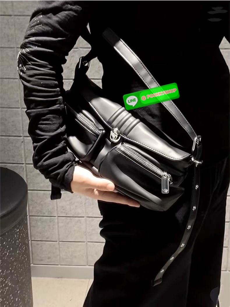 ADIDAS ORIGINALS HOBO LEATHER SHOULDER BAG 🔖พร้อมส่ง! กับกระเป๋าแนวสตรีทที่ออกแบบให้ใช้งานได้ทุกโอกาศ ดีไซด์เก๋ ถูกใจสาวๆกันเลบทีเดียวค่า 🔖หนังแท้หนานิ่ม เนื้อแมทอย่างดีสวยมากๆ อะไหล่เงิน ด้านหน้าเป็นช่องซิปสำหรับใส่ของจุกจิก เปิด-ปิดกระเป