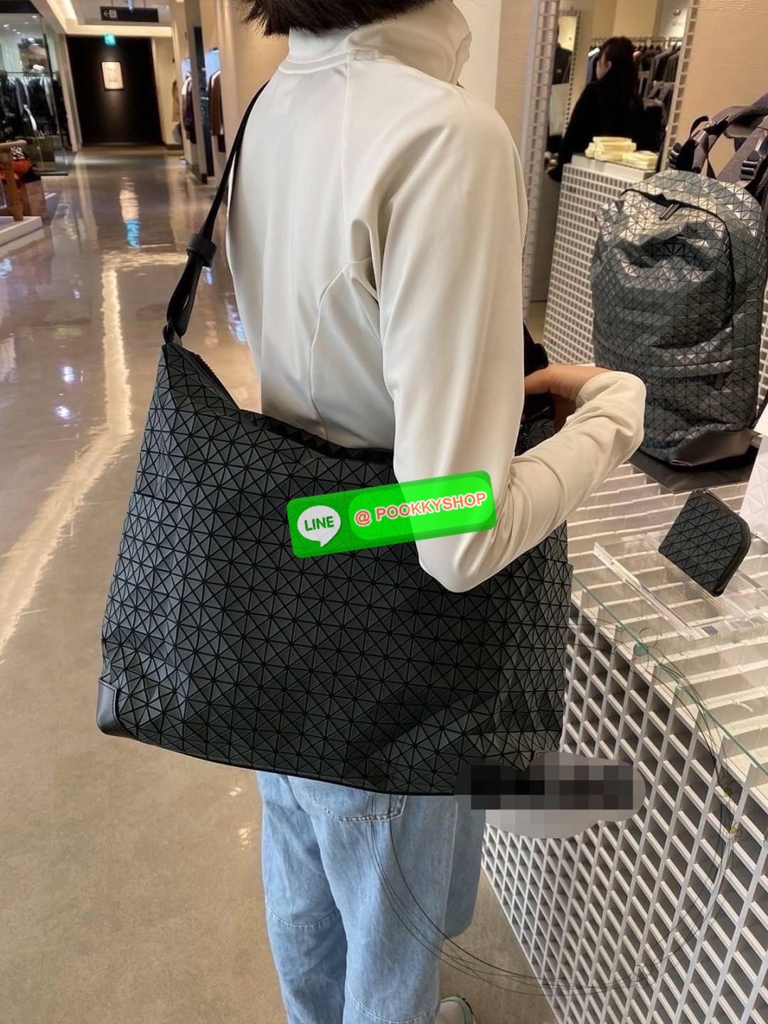 Baobao Issey Miyake Large Messenger Bag เป็นทรงกระเป๋าที่ได้รับความนิยมอย่างมาก เนื่องจากมีขนาดกำลังดี พกพาสะดวกและมีดีไซน์หลากหลาย สามารถใส่ได้ทั้งเอกสาร, สมาร์ตโฟน, โน้ตบุ๊ก หรือแม้แต่ของจุกจิกอื่น ๆ เหมาะสำหรับการใช้งานในชีวิตประจำวันเป็นอย่างมากค่ะ นั