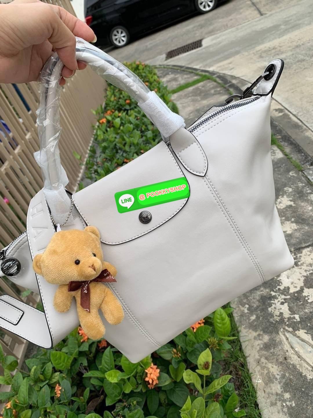 Longchamp LE PLIAGE CUIR TOP HANDLE BAG S เรียกว่าเป็นกระเป๋าอีกหนึ่งรุ่นที่ไม่ว่ายังไงก็ฮอตฮิตและติดเทรนด์ตลอดไม่เคยเปลี่ยนกับ ทรง Le Pliage Cuir หนึ่งในตระกูลกระเป๋าสุดไอคอนิกจากแบรนด์ เมื่อรุ่น Le Pliage Cuir ในรูปแบบของหนังแกะ Metis ได้ถือกำเนิดขึ้นใน