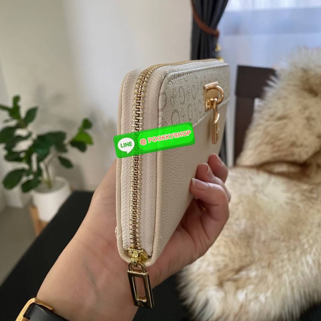 Guess Long Wallet กระเป๋าสตางค์ใบยาวซิปรอบหนังนิ่ม ด้านหน้าโดดเด่นด้วยกุญแจชื่อแบรนด์ รุ่นนี้มีสายคล้องมือมาให้ เพื่อใช้งานง่ายและสะดวกมากยิ่งขึ้น ด้านในมีช่องใส่ธนบัตร ช่องใส่บัตร และช่องซิปใส่เหรียญค่ะ