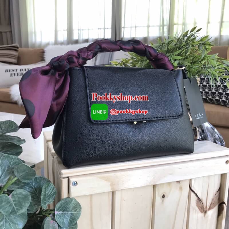 พร้อมส่งความน่ารัก..รุ่นใหม่ชนช็อป! NEW! ZARA MINI CITY BAG With POLKA DOTS SCARF กระเป๋าถือหรือสะพายรุ่นใหม่ชนช็อปวัสดุหนัง Saffiano อยู่ทรงสวยสไตล์ PRADA โดดเด่นที่มาพร้อม Scarf ลาย Polka dots พันหูหิ้วเป็นเปียสุดชิค หูหิ้วจับถนัดมือ เปิดปิดด้วยตัวล๊อค