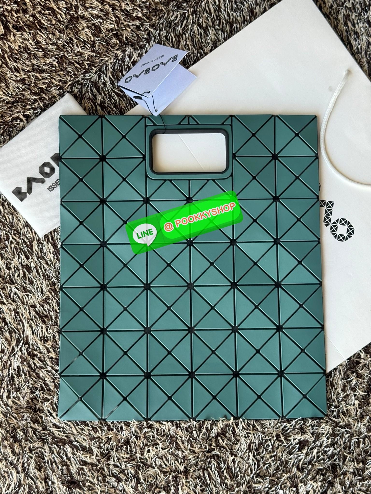 Baobao Issey Miyake large Bocca matte-finish tote bag BOCCA MATTE เป็นกระเป๋าถือรูปแบบใหม่ที่มีด้ามจับด้านในที่ช่วยให้กระเป๋าวางอยู่บนแขนหรือข้อมือได้อย่างนุ่มนวล เป็นกระเป๋าถือขนาดใหญ่นี้มีกระเป๋าด้านในพร้อมซิปที่ช่วยให้จัดเก็บได้อย่างปลอดภัย สามารถใส่แล