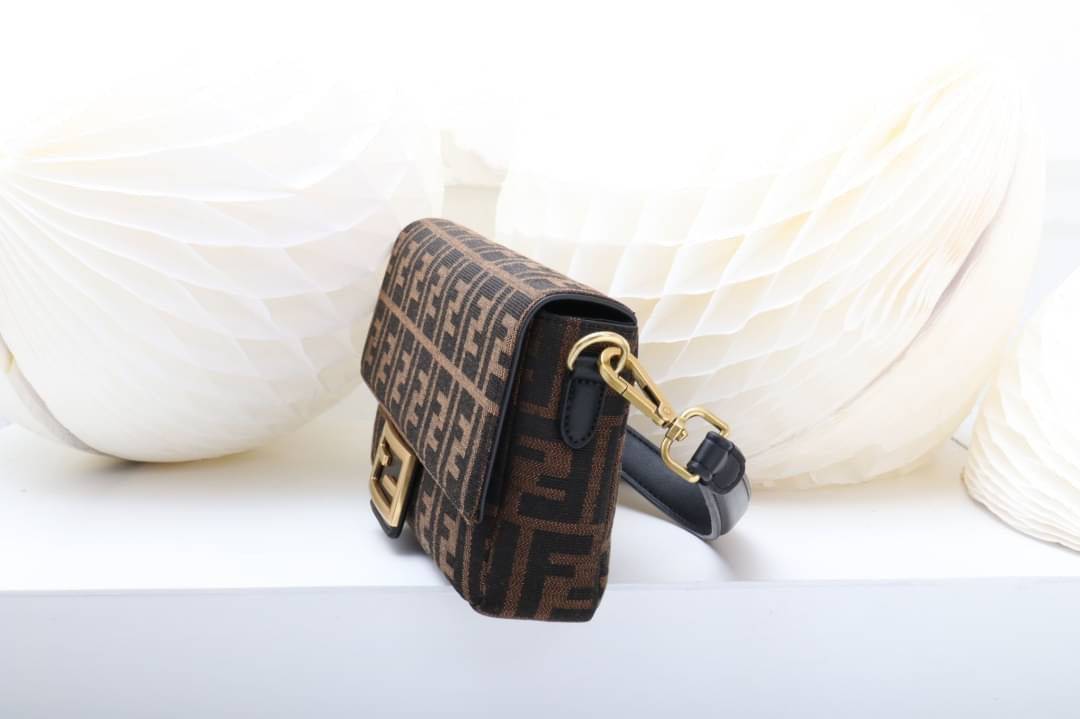 มาอีกรอบละจร้าา 💥FENDI งานผ้าทอแน่นๆ เกรดยอดเยี่ยมไปเลย ปั๊มทุกจุด ฮิตกันไม่เลิกกับรุ่นนี้ น้ำหนักเบา จุของได้เยอะไปเลย