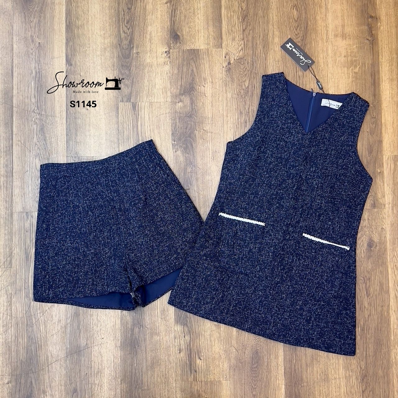 ชุดเซทแฟชั่น เซ็ตเสื้อคอวีซิปหลังตัวยาว เล่นดีไซน์แต่งดีเทลด้านหน้า มาพร้อมกางเกงขาสั้น