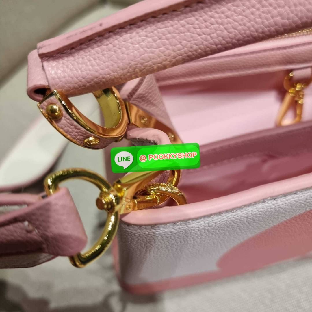 NEW IN!! LV capucines top handle วีไอพีพรีเมี่ยมกิ๊ฟจากเคาน์เตอร์ ที่สุดของความสวยในราคาเบาๆ กระเป๋าถือสุดหรู ดีไซน์ทรงคลาสสิค พร้อมลวดลายหรูหรา มาพร้อมหูจับในตัว ด้วยรูปทรงวินเทจและวัสดุหนังลูกวัว สัมผัสดี ขับผิว ทำให้ไอเท็มนี้สะกดทุกสายตาจริงๆ และยังมีล