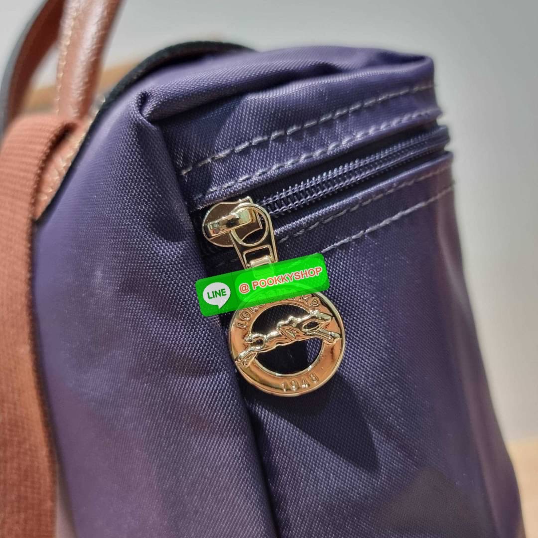 Longchamp le pliage original backpack 🔆 Details สวยคลาสสิคต้องไม่พลาด กับกระเป๋าสะพายทรงเป้ ขนาดกำลังดี น้ำหนักเบา ดีไซน์เรียบง่าย แต่ดูแพง ปากกระเป๋าออกแบบให้มีฝาปิดและซิปแน่นหนา สายสะพายสามารถปรับใช้ตามชอบ ภายในโล่งกว้าง จุของได้สบายๆ พกพาไปไหนก