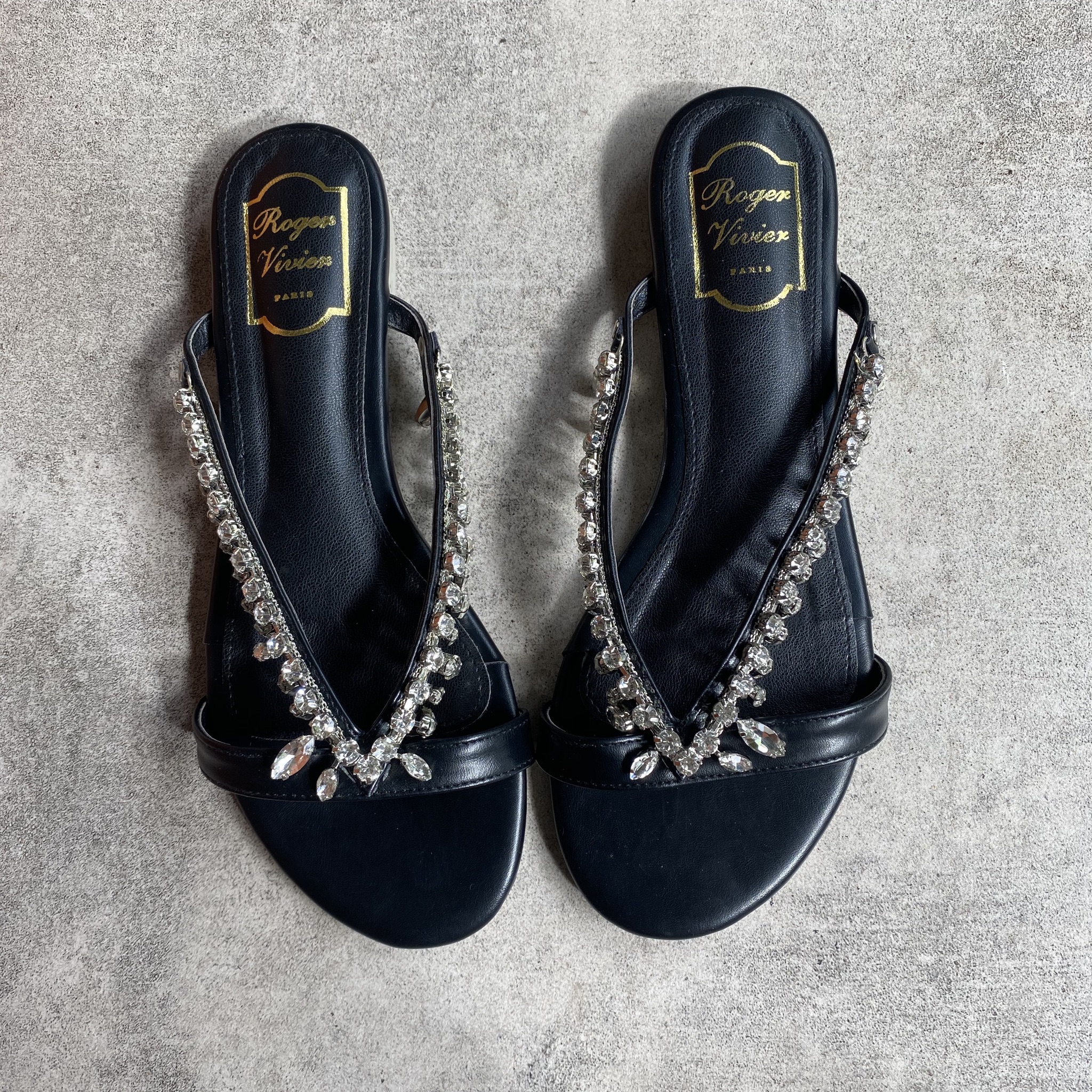 พร้อมส่ง รองเท้าแตะ เพชร roger vivier เพชรสวยมากกก ระย้า ด้านข้าง พื้นแบรนด์