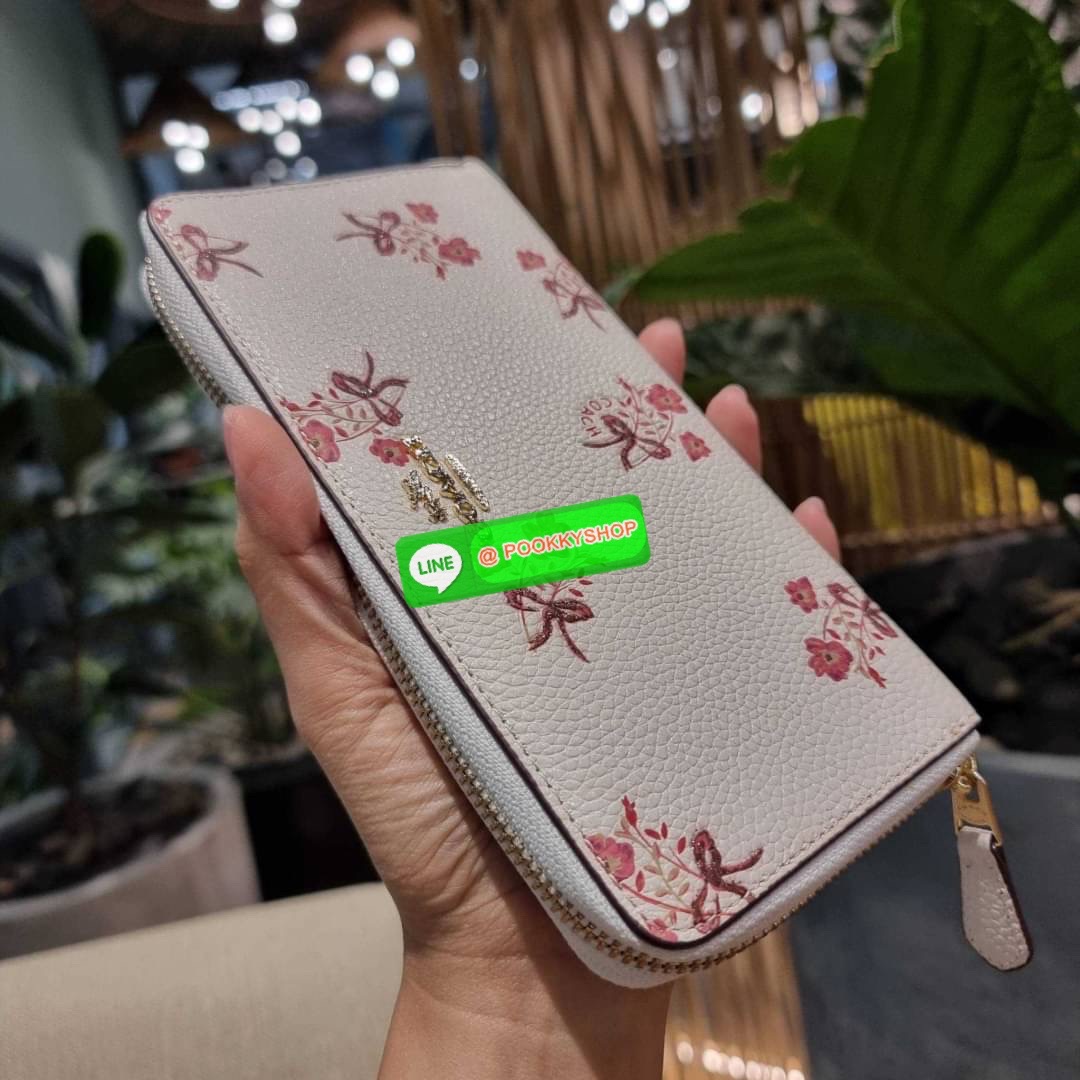 COACH 28444 ACCORDION ZIP WALLET WITH FLORAL BOW PRINT กระเป๋าสตางค์ใบยาว ลวดลายดอกไม้สุดฮิต คอลเลคชั่นที่ขายดีขายได้ตลอดกาล วัสดุหนัง pepble สวยคม เปิด-ปิดด้วยซิปรอบ รูดใช้งานง่าย ใส่มือถือได้ ใส่บัตร ใส่ธนบัตรได้สบายๆ สวยเกินราคาแบบนี้ สาวๆห้ามพลาดน้า!!