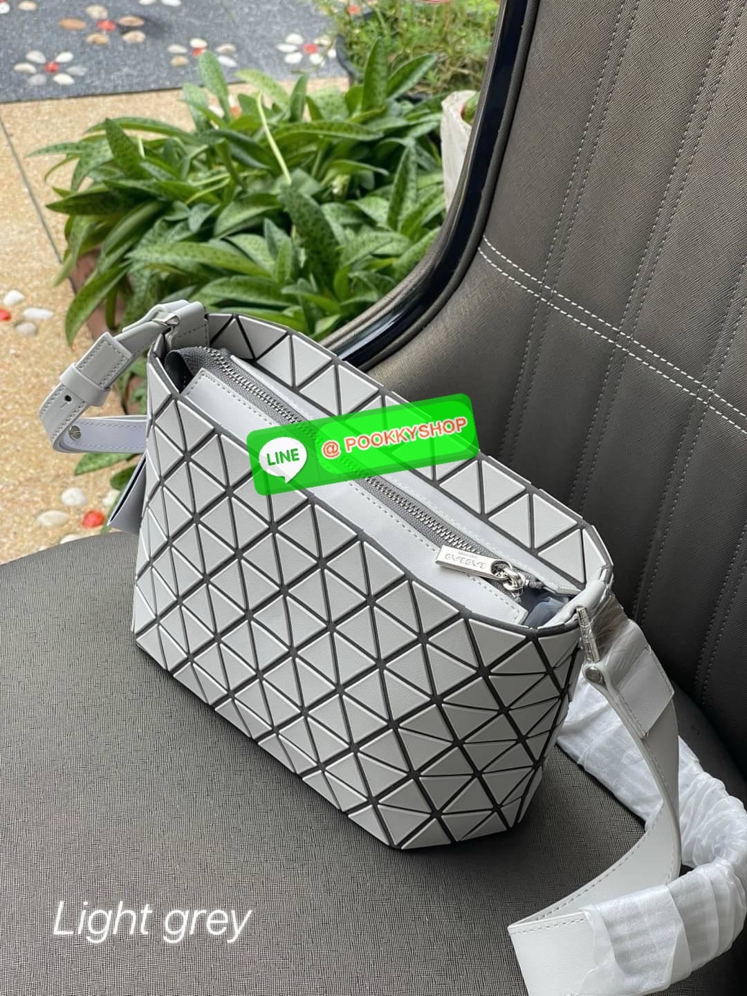 💕 BAO BAO ISSEY MIYAKE Crystal Shoulder Bag งานดีไซน์ที่ดูเรียบง่ายทั้งรูปแบบการใช้งาน มีช่องเปิดปิดแบบซิปเพื่อให้คุณพกพาของมีค่าได้อย่างสบายใจป้องกันสิ่งของตกหล่น ทั้งตัวเพลตสามเหลี่ยมและสายกระเป๋าหนัง สวยแบบคูลๆ ทั้งยังดูแลรักษาง่าย น้ำหนักเบา เ