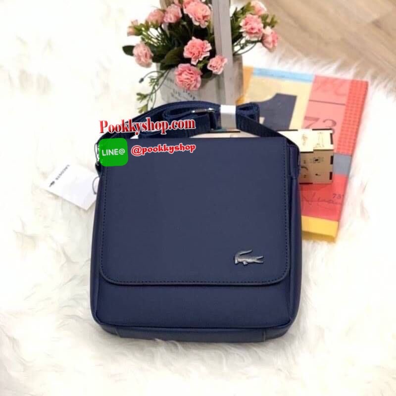 ลาคอส Classic Flap Crossover Bag จากแบรนด์ดัง หนังสวยงามตามแบบฉบับของแบรนด์ ด้านหน้ามีสัญลักษณ์จรเข้เป็นโลโก้แบรนด์ เปิดปิดด้วยกระดุมแม่เหล็ก ภายในมีช่องใส่ของเป็นสัดส่วน ขนาดกำลังดี ใส่ มินิipad , กระเป๋าสตาค์ยาวได้ สายสะพายยาวมปรับความยาวได้ฟร