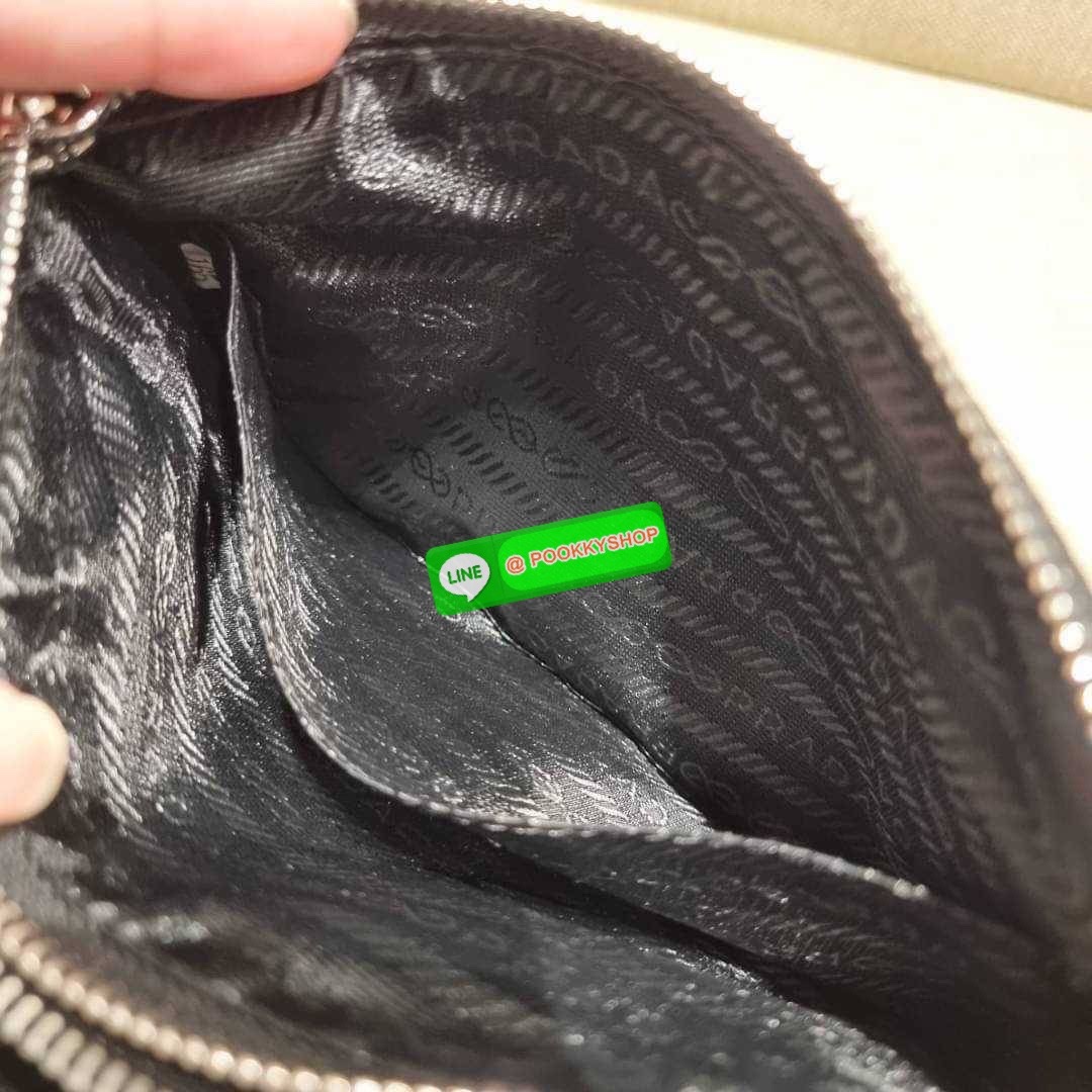 PRADA RE-EDITION 2000 RE-NYLON SHOULDER BAG ไอเท็มสุดโปรด unisex กระเป๋าสะพายข้าง ดีไซน์เรียบง่าย แต่มีความหรูในตัว รูปทรงพกพาสะดวก หยิบใช้ได้ในทุกๆวัน อีกหนึ่งคอลเลคชั่นขายดี วัสดุผ้าไนล่อนคุณภาพ พร้อมใบลูก ไว้ใส่เหรียญ ใส่กุญแจได้สารพัด เปิด-ปิดด้วยซิปห