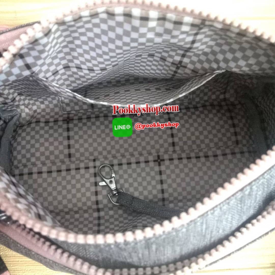 KIPLING Mini Crossbodybag กระเป๋าสะพายข้างขนาดกะทัดรัด ผลิตจากวัสดุ Nylon+ Polyester100% มีช่องใช้งานแยกย่อยมากถึง 4 ช่อง -ด้านหน้ามีช่องซิป 2 ช่อง -ช่องหลักโล่ง กว้าง จุของใช้ได้เยอะ -ด้านหลังมีช่องซิปอีก 1 ช่อง มาพร้อมพวงกุญเเจลิง สายสะพายยาวสามารถปรับไ