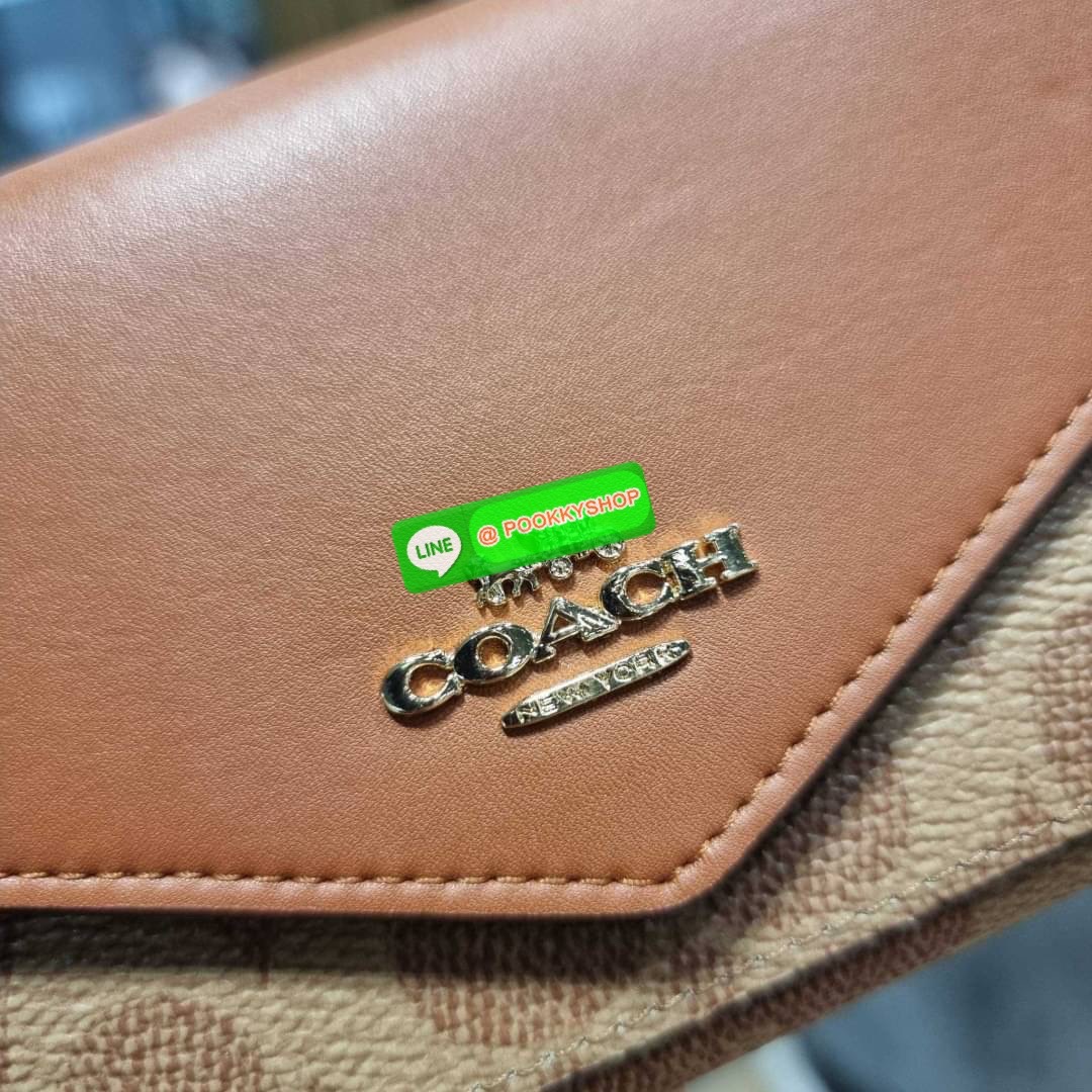 COACH 31547 SOFT WALLET IN COLORBLOCK SIGNATURE CANVAS คัมแบคแล้วน้า กับไอเท็มหายาก กระเป๋าสตางค์ใบยาวแบบพับ ขนาดกำลังสวย ดีไซน์คลาสสิคเอกลักษณ์ วัสดุหนังแคนวาสเคลือบลาย เปิด-ปิดด้วยกระดุม ภายในใส่บัตรได้เยอะ ใส่ธนบัตรได้สบายๆ ใบจริงสวยปังทุกสี ใครมองหากร
