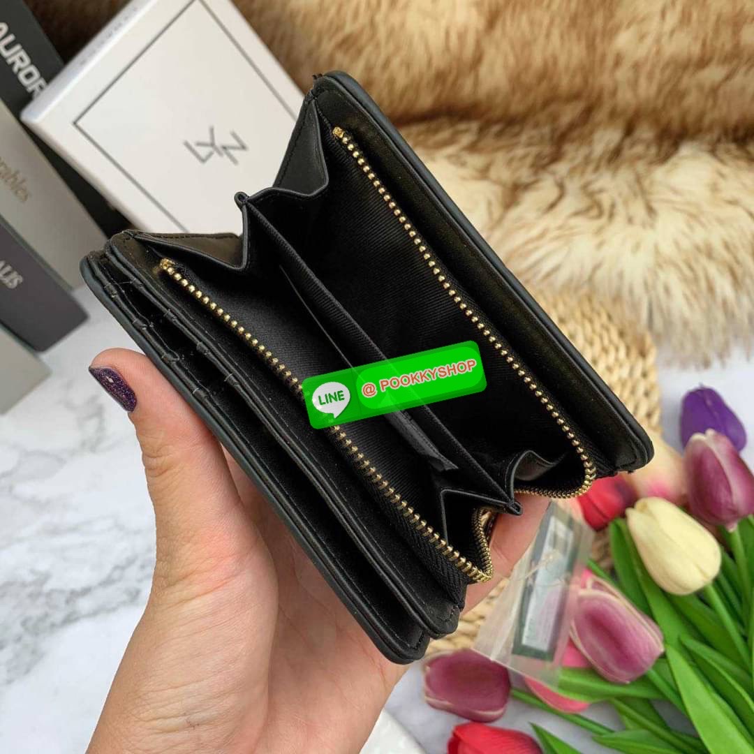 Lyn Wallet กระเป๋าตังLYN ขนาดใบกลาง ด้านหน้าติดโลโก้แบรนด์ ด้านในมีช่องใส่บัตร8ช่อง ช่องใส่ธนบัตรและช่องซิบแยกใส่เหรียญ ตัวจับซิบปั๊มแบรนด์ ใครกำลังมองหากระเป๋าสตางค์สีเรียบๆชิคๆแนะนำค่ะ
