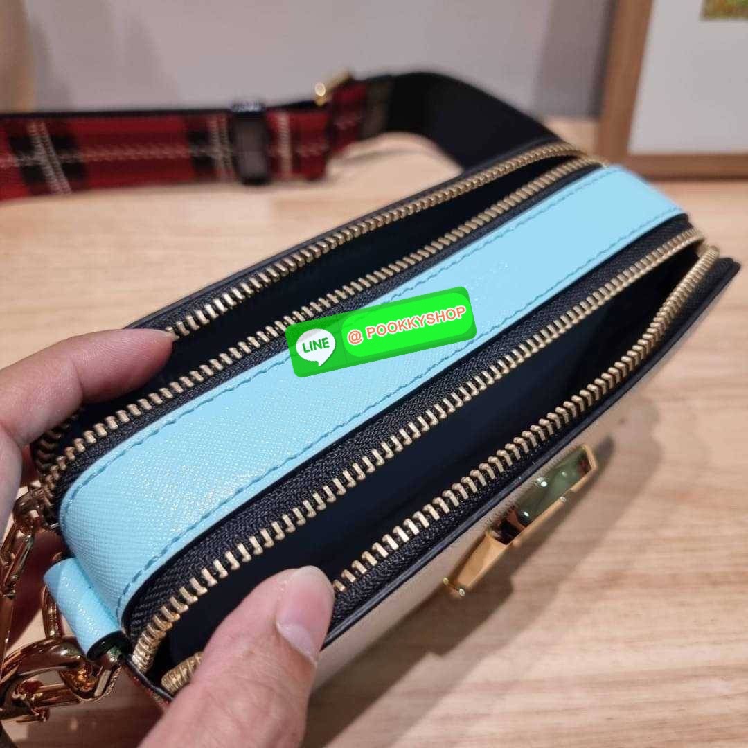 MARC JACOBS THE SNAPSHOT CAMERA BAG ไอเท็มยอดฮิตที่โดดเด่นเป็นเอกลักษณ์ กับกระเป๋าสะพายข้างสุดปัง เรียกได้ว่าไม่ซ้ำใคร!! วัสดุหนังวัว สวยอยู่ทรง เปิด-ปิดกระเป๋าด้วยซิป มีซิปหลัก 2 ช่อง แบ่งสัดส่วนไว้ดีมาก มาพร้อมสายสะพายสปอร์ตเส้นใหญ่ ที่ออกแบบโทนสีมาให้เ