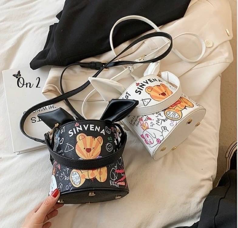 กระเป๋าสะพายทรงถัง หนังพิมพ์ลาย เปิดปิดแบบหูรูด อะไหล่ทอง มาพร้อมสายสะพายยาวครอสบอดี้ งานน่ารักมากค่ะ