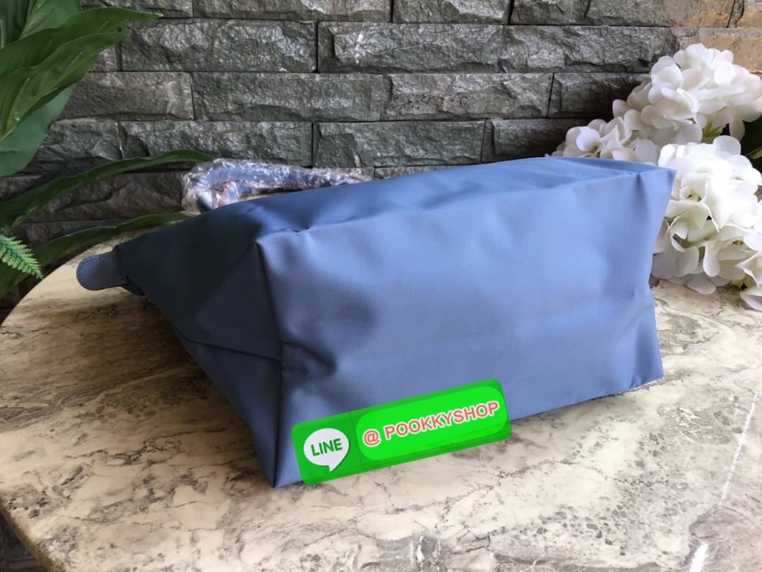 Longchamp Le Pliage Club Tote Bag Size S หูยาว วัสดุเนื้อผ้า Nylon Canvas เคลือบกันนำ้ ตัดด้วยหนังแท้ที่มีน้ำหนักเบา ดีไซน์เรียบง่ายแต่เต็มไปด้วยความคลาสสิก จนเป็นที่ชื่นชอบไปทั่วโลก Longchamp ปรับโฉม LE PLIAGE ด้วยการปักลายรูปม้า-ตราสัญลักษณ์ของแบรนด์บนผ